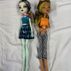 2 Monster High Dolls Clawdeen
Wolf 2008 & 2008 Frankie
Stein
